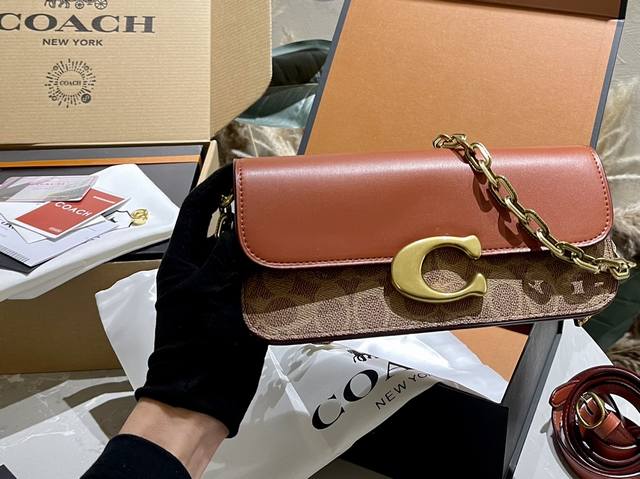 原单 纯牛皮 折叠礼盒 官网飞机箱 Coach Nw 新款法棍包 新款 Idol Bag 23 精致小巧的包身只有23厘米 金属链条 路非常亮眼 另有皮质长肩带