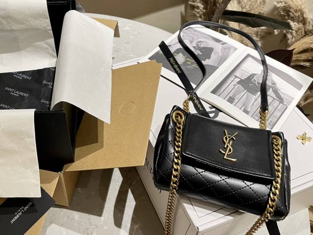 原版皮 折叠礼盒 飞机箱 Ysl 圣罗兰新款mini Nolina Monogram Nolita手袋 前翻盖饰以金属联结ysi字母标志 饰菱形纹绗缝包缝 搭配