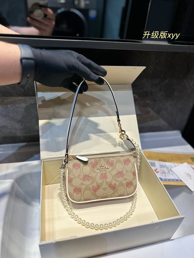 礼盒包装 Coach 新品 Teri腋下包 Coach蔻驰 隆重回归的香布雷系列 结合了 Teri腋下包 奢华细腻的面料搭配时尚雅致的teri腋下包 更加活力和