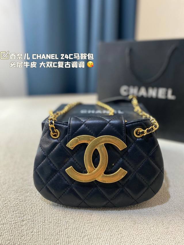 折叠礼盒包装 Size 21*13Cm 香奈儿 Chanel 24C马鞍包 头层牛皮 大双c复古调调 非常好看 永不过时 实用性非常强 可以单肩 腋下背也可以斜