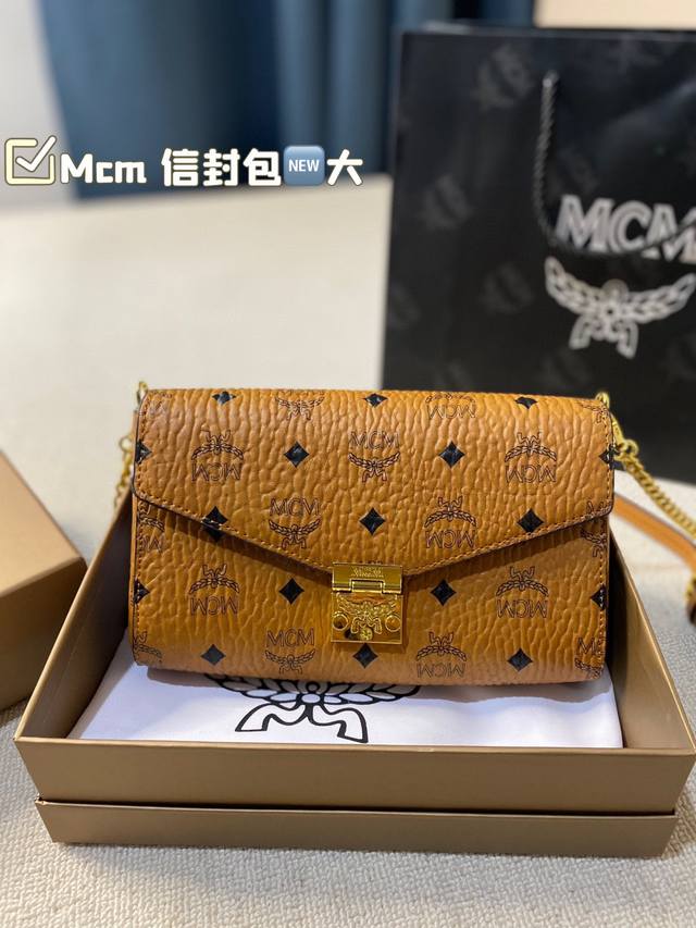 Mcm 信封包. 夏天的颜色呀 这个颜色真的是太好看啦 包包是经典外形与现代设计的完美结合 我们选用优质皮革 复刻开版 包身坚固耐用 空间充裕 可单肩斜挎 L