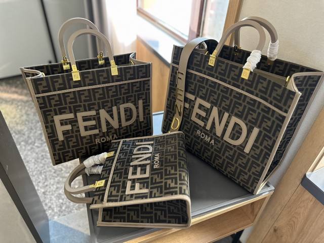 Fendi 芬迪 88 周年之际 Peekaboo 系列诞生了 也顺理成章地成为了殿堂级献礼 Peekaboo 在英文中的意思是 躲猫猫 Fendi手袋 质感光