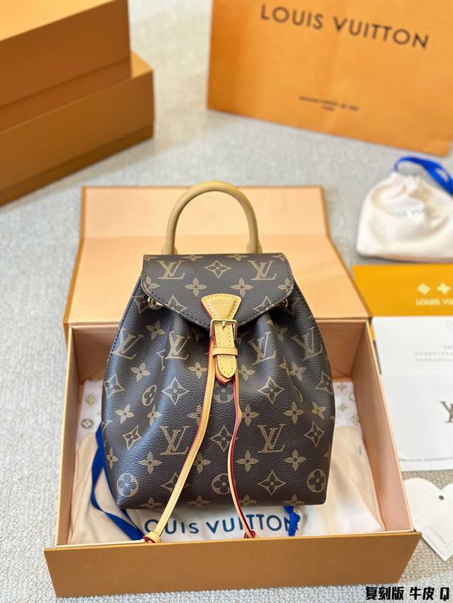 复刻版 牛皮 新款老花 迷你双肩包 推出 Montsouris Bb 双肩包 以经典 Monogram 帆布 和小牛皮塑造摩登袖珍构型 其搭扣和皮革抽绳源自 1