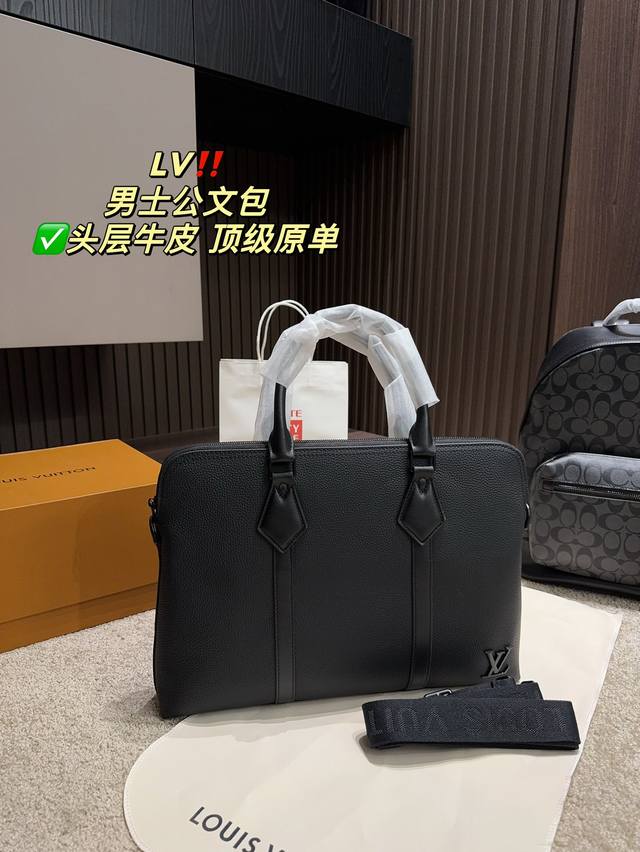 尺寸39.29 Lv 男士公文包 头层牛皮 顶级原单 可以斜挎可以手提 容量也很大 文件 电脑都可以放 黑色百搭 经典 材质非常耐磨 商务男士的首选