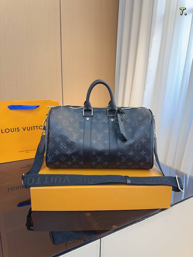 Lv 路易威登 24春夏限量新款keepall 旅行包 一只帅气能装的旅行袋 时尚爆发款火热来袭 经典设计大气可观男女通用款 包包采用原版皮质 超级厚实 耐磨