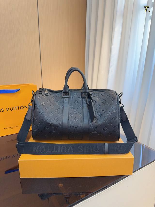 Lv 路易威登 24春夏限量新款keepall 旅行包 一只帅气能装的旅行袋 时尚爆发款火热来袭 经典设计大气可观男女通用款 包包采用原版皮质 超级厚实 耐磨