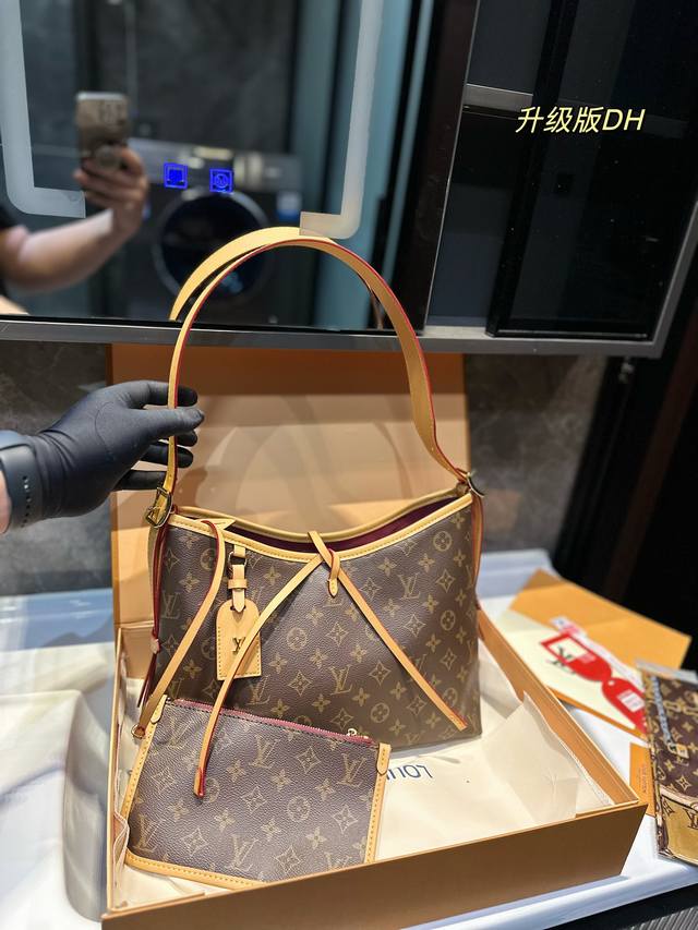 礼盒包装 Lv Carryall 新款购物袋 这款包真的太有味道了 浓浓的复古风情 Vintage 的精髓体现的淋漓尽致 灵感源自档案馆的复古细节 尤其值得称道