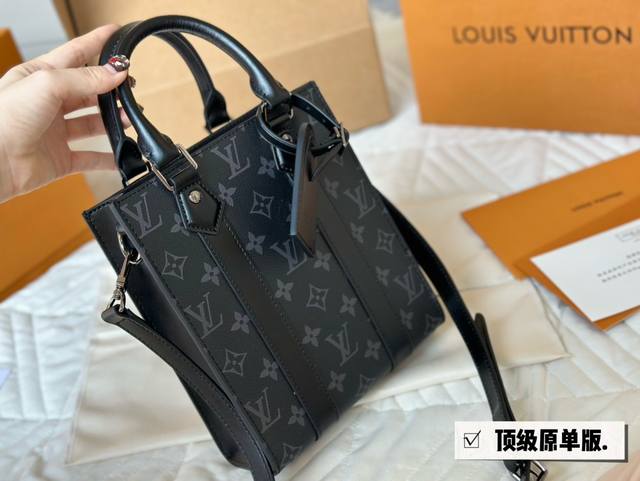 Lv 琴谱包 男包购物袋 万年不过时 专用lv面料原单五金 原版开模定制 男女同款 手感超软 超舒服 全部五金都带logo 配折叠礼盒尺寸 23 19Cm