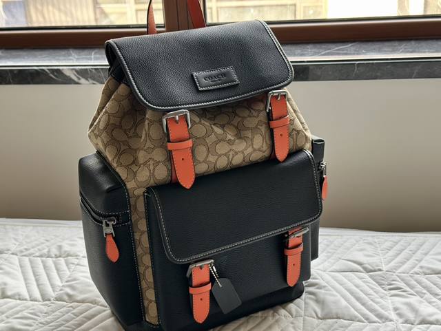 Coach 印花双肩包 Sprint Backpack 多功能槽能放置小物品 翻盖搭扣与抽绳结合 正面能放置最大号的手机 可容纳市面上最大的笔记本电脑 帅气时髦