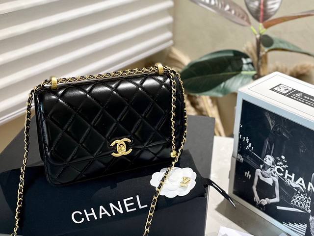 原版皮 双金球 折叠礼盒 Chanel 双金球 Woc 链条包 Chanel 香奈儿 新品 发财包 专柜走秀款 这个太美啦简直chanel肩背斜挎款 多功能包