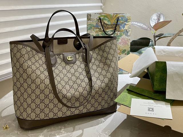 Gucci 新款 Tote 购物袋 随性中不失优雅 飒飒的感觉超实用 当之无愧的百搭之王 搭配任何风格完全没问题 尺寸30.31