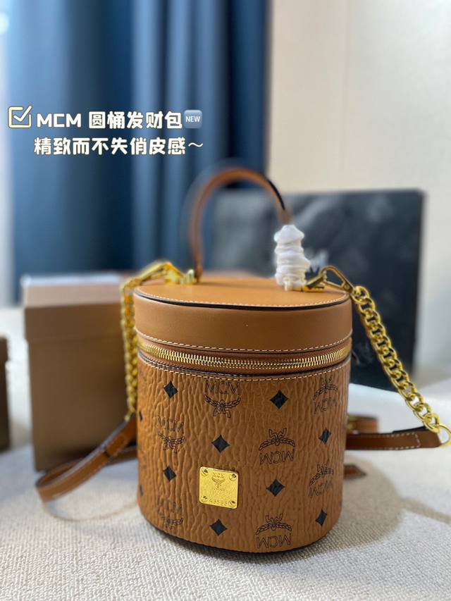 配盒 Size:16 16.5 Mcm 经典款圆桶发财包 采用圆桶包的设计 别具一格 精致而不失俏皮感 不仅手提 还可单肩或斜挎 非常灵活百变 让人爱不释手