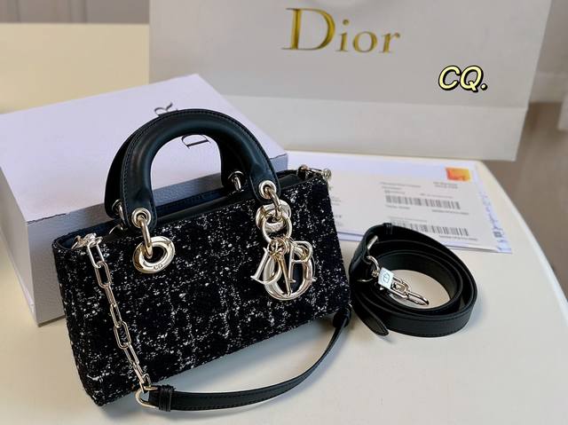 飞机盒折叠盒 Size:22.5 12 Dior 迪奥横版粗花呢戴妃包 饰以不同效果线绣打造的藤格图案 点缀以浅金色饰面金属吊饰 多种背法 拎可斜挎可单肩 任何