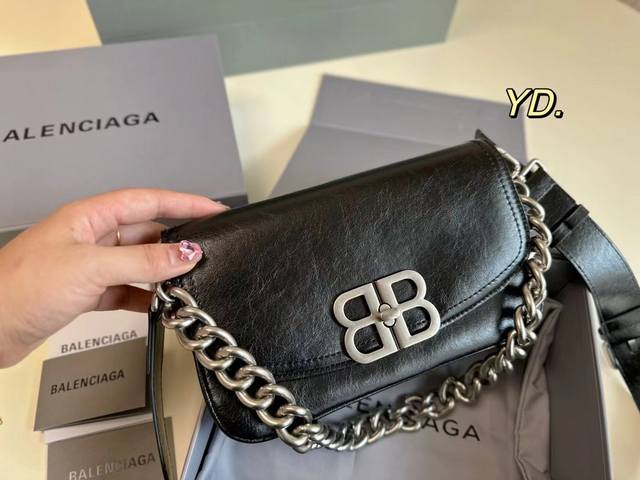 折叠盒 Size:23 14 Balenciaga 巴黎世家bb Soft链条包腋下包 宽宽的皮肩带银色粗链条 可以满足你的各种diy背法 黑银超酷飒 男女同款