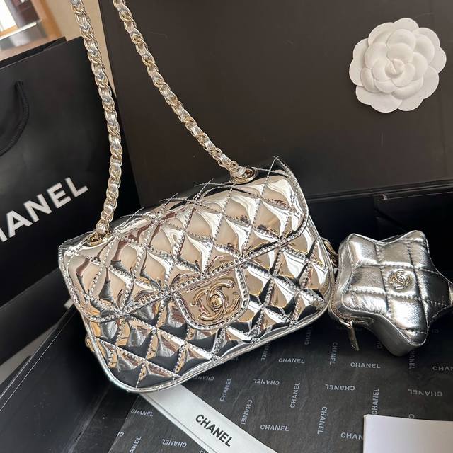 折叠礼盒官网飞机盒 Chanel 星星双子包 方胖子 Chanel 24C 限定新品 慵懒随性又好背 上身满满的惊喜 高级慵懒又随性 彻底心动的一只 Size - 点击图像关闭