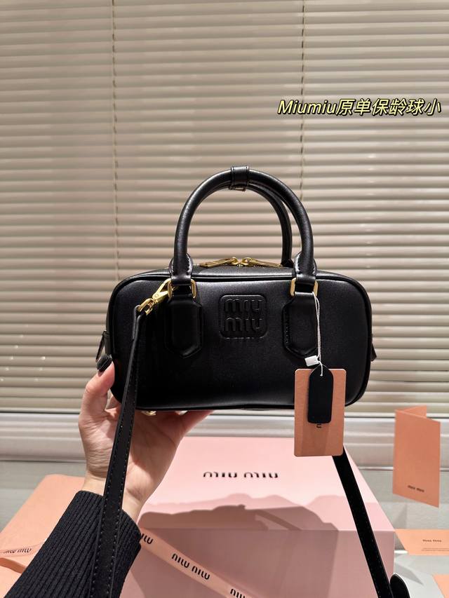 原单小号 Miumiu-Softy Padded 新款 Softy Padded 手袋是对经典 Bauletto 造型的重新诠释 其简洁利落的剪裁彰显出该系列背