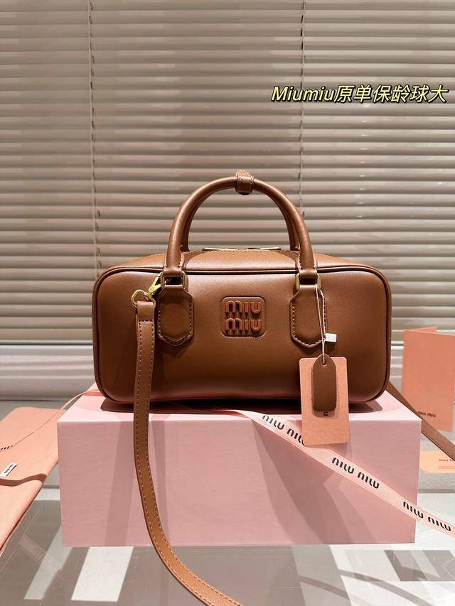 原单大号 Miumiu-Softy Padded 新款 Softy Padded 手袋是对经典 Bauletto 造型的重新诠释 其简洁利落的剪裁彰显出该系列背 - 点击图像关闭