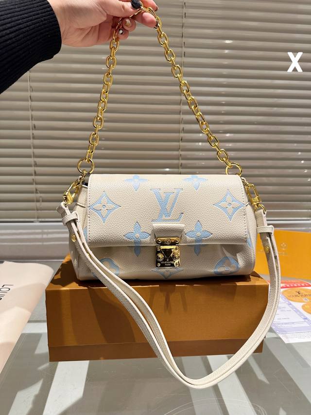 压花 Louis Vuitton Favorite 饺子包 非常低调耐看 全皮质感满满 多种背法 可盐可甜 尺寸23 14Cm