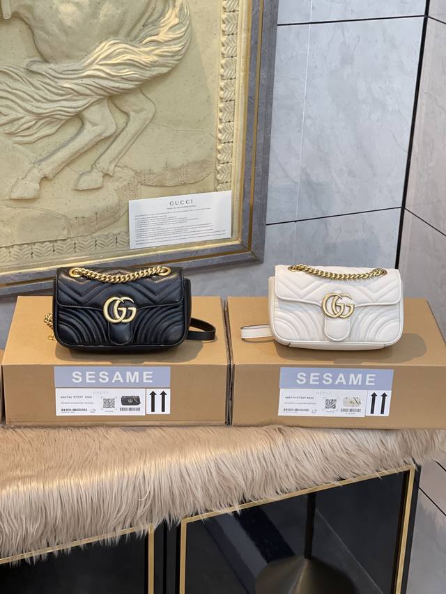 原厂皮 折叠礼盒 官网外箱 全套证书包装 Gucci Marmont链带肩背包采用颇具结构感的柔软造型和超大号翻盖封口配以双 G 金属配件可滑动链条肩带有多种背