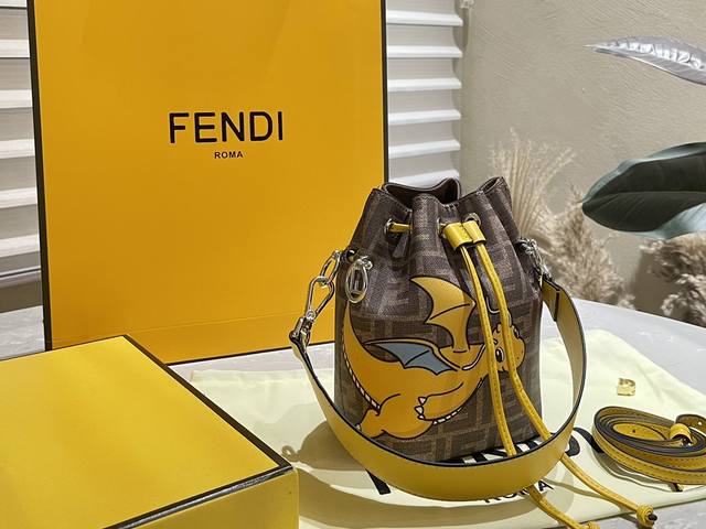 折叠礼盒 Fendi X 藤原浩fragment X Pokemon 三方眹名犮年系列 尺寸 12 18Cm F家 Fendi Peekabo 水桶包 经典的t