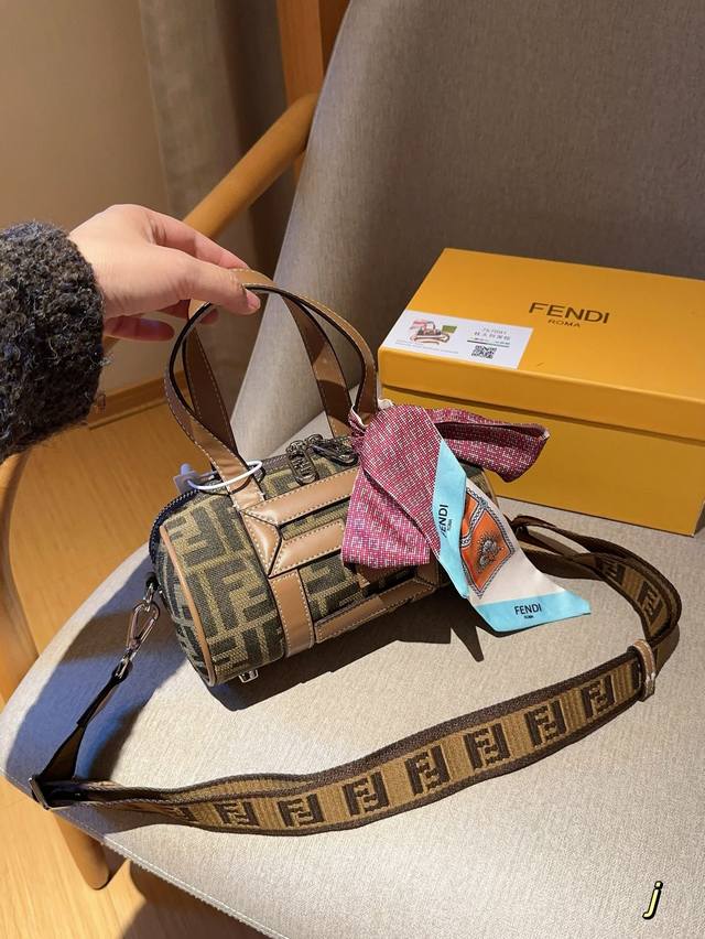 Fendi 芬迪 经典老花帆布 波斯顿枕头包 尺寸20Cm 礼盒包装