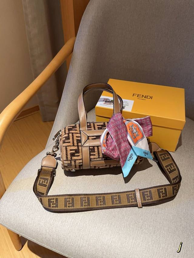 Fendi 芬迪 经典老花帆布 波斯顿枕头包 尺寸20Cm 礼盒包装