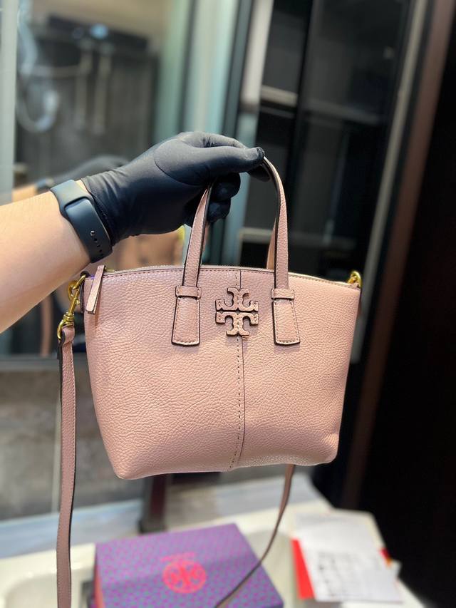 托里伯奇饺子包 Tory Burch Mcgraw迷你饺子包 Mcgraw的小饺子 看看这颜色 看看这大小 看看这皮质 都是其他品牌的饺子无法媲美的哦 整个包身 - 点击图像关闭