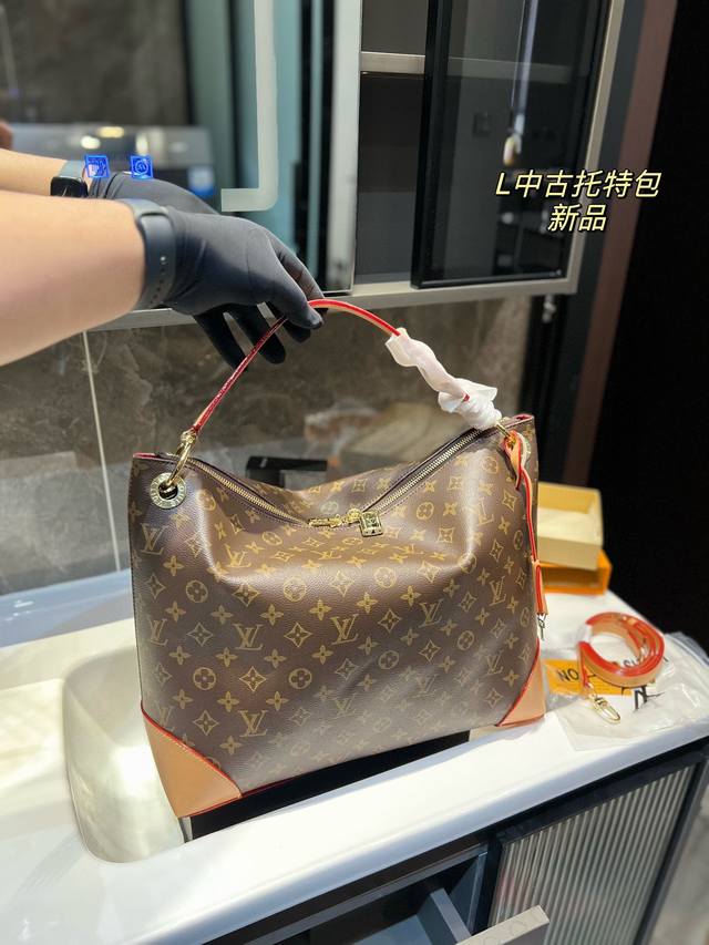 Lv 新款购物袋 万能包型 特定材料 做工非常好 包型精致小巧 各种百搭 容量还是相当大 实用与颜值并存 H尺寸 37*12*30