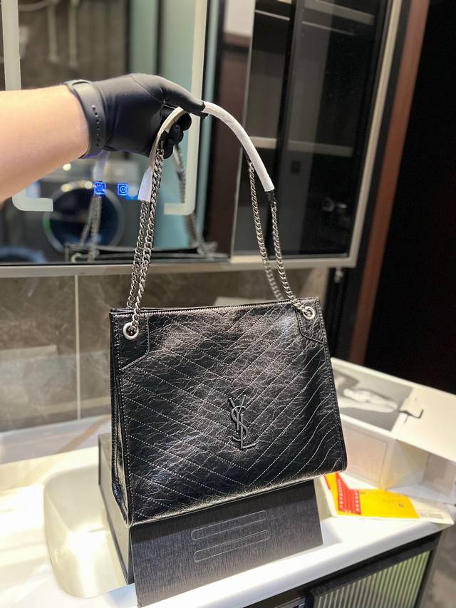 Tote通勤包ysl Niki 这只ysl Niki Shopping Bag有中号 33Cmx27Cmx11.5Cm 完美的可以装下包口有吸铁石封口 地铁_上