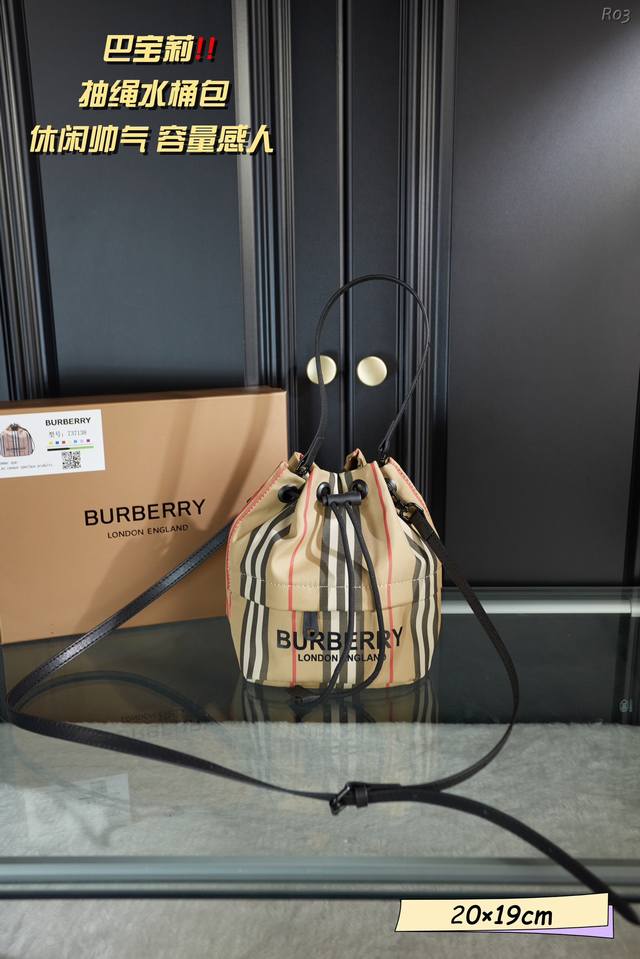 配礼盒 Burberry 巴宝莉 尼龙抽绳水桶包 容量足足的水桶包 随性又好背 复古英伦风别具一格 真的太酷了 一眼就爱上 通勤强烈推荐 尺寸 20 19