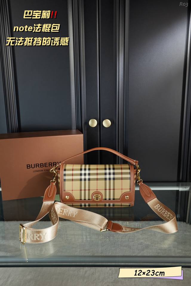 配折叠礼盒 Burberry 巴宝莉 Note新款法棍包 时髦精们好像都很喜欢法棍包 凹造型神器 手提肩背都很好看 Vintage格纹让整个包更加复古 尺寸 1