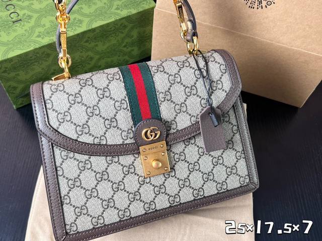 折叠礼盒包装 Gucci Ophidia系列 酷奇百搭之王 Ophidia不断发展壮大 在每--季都会带来令人惊艳的新品 这款手提包是epilogue系列中的一