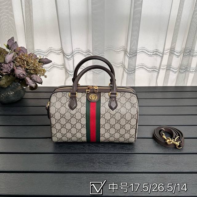 原厂皮 无盒 Gucci 酷奇波士顿 枕头包 最新系列 这个款复古韵味特别浓 原版内里 上身效果也超赞 主要以精致特别的五金来提升整体质感 Size:26Cm