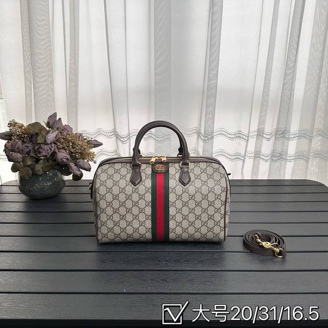 原厂皮 无盒 Gucci 酷奇波士顿 枕头包 最新系列 这个款复古韵味特别浓 原版内里 上身效果也超赞 主要以精致特别的五金来提升整体质感 Size:30Cm