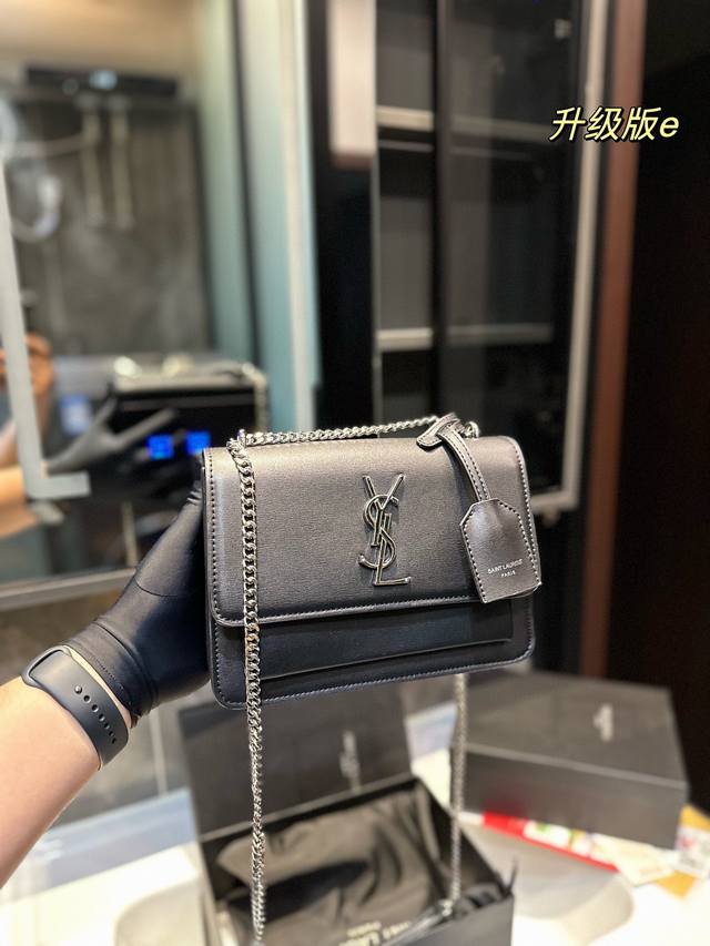 平纹 鳄鱼纹 浪漫都市 圣罗兰ysl Sunset日落包圣罗兰ysl Sunset日落包真的是精致浪漫的代名词 低调不张扬流畅的线条 挺阔的包型 硬朗的风格 黑