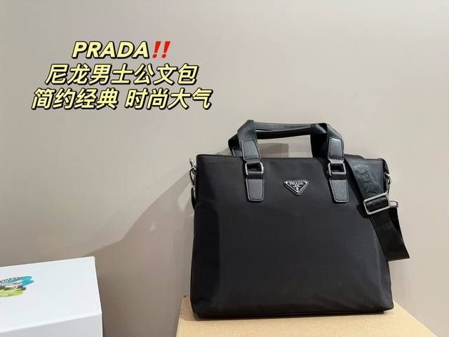 尺寸39.30 普拉达prada 尼龙男士公文包 可以斜挎可以手提 容量也很大 文件 电脑都可以放 黑色百搭 经典 材质非常耐磨 商务男士的首选