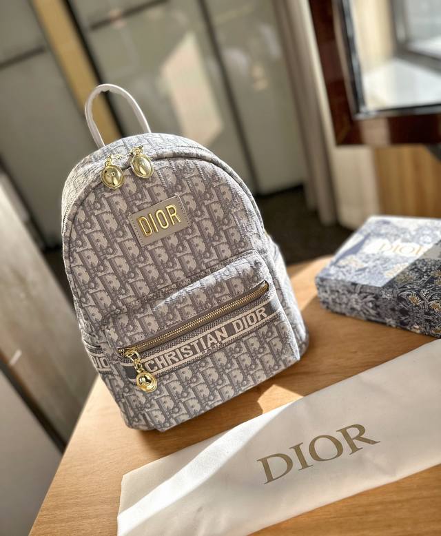 Dior 双肩包 专柜最新进口帆布配小牛皮 原单品质 官网同步 原版五金不掉色 品质保证 超洋气 超五金实用 随心装 永不过时 必备单品 大号:尺寸 28