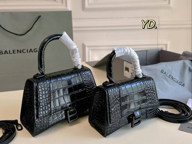 大号 小号 折叠盒 Size:22 14 19 12 Balenciaga巴黎世家新款沙漏包 牛皮材质 鳄鱼压纹 帅爆了 抢眼外型展现率性气质掀起热潮 特殊材质