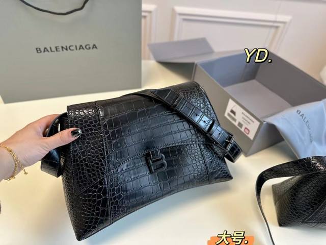 大号 小号 折叠盒 Size:33 20 28 17 Balenciaga巴黎世家down Town沙漏包 黑色沙漏太啦 造型感十足 辨识度简直不要太高吧 质感