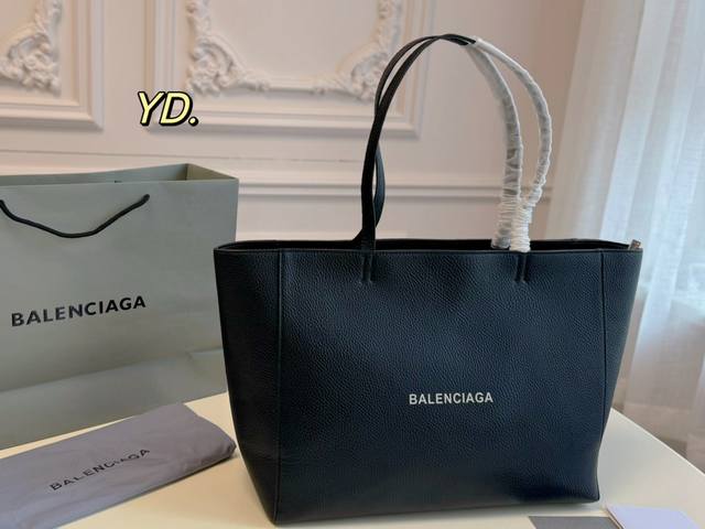 无盒 Size:36 28 Balenciaga 巴黎世家新款托特包 简约外形设计 皮质手感超好 包身自重轻 容量超大 很适合平时通勤出门 实用百搭