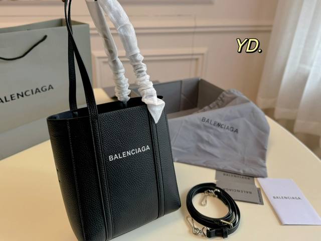 折叠盒 Size:22 19 Balenciaga 巴黎世家托特包 皮质柔软 简约大方 手感超赞 简约的字母 容量足日常 随性中带着一点收敛感 超级推荐