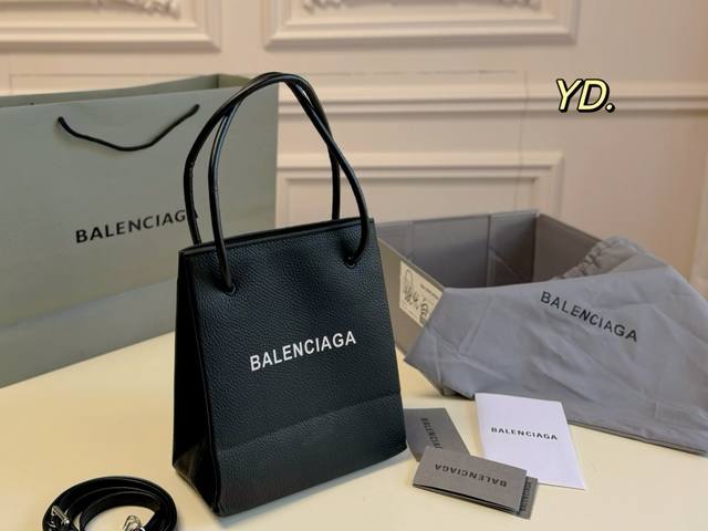 折叠盒 Size:22 20 Balenciaga 巴黎世家新款托特包 酷感简约 大小适中 容量很棒 手提 可斜挎 男女通用 潮流百搭单品 十分推荐