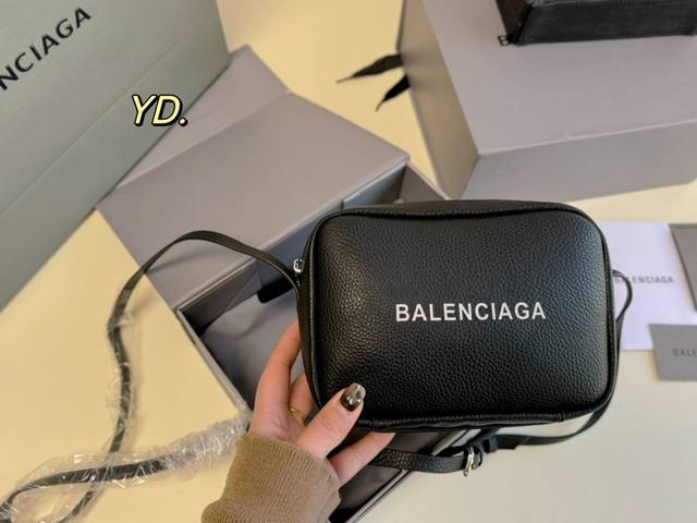 折叠盒 Size:20 15 Balenciaga 巴黎世家相机包 皮质柔软 自重轻 容量感人 肩带调节 超级实用百搭 特别适合出去逛街或旅游背