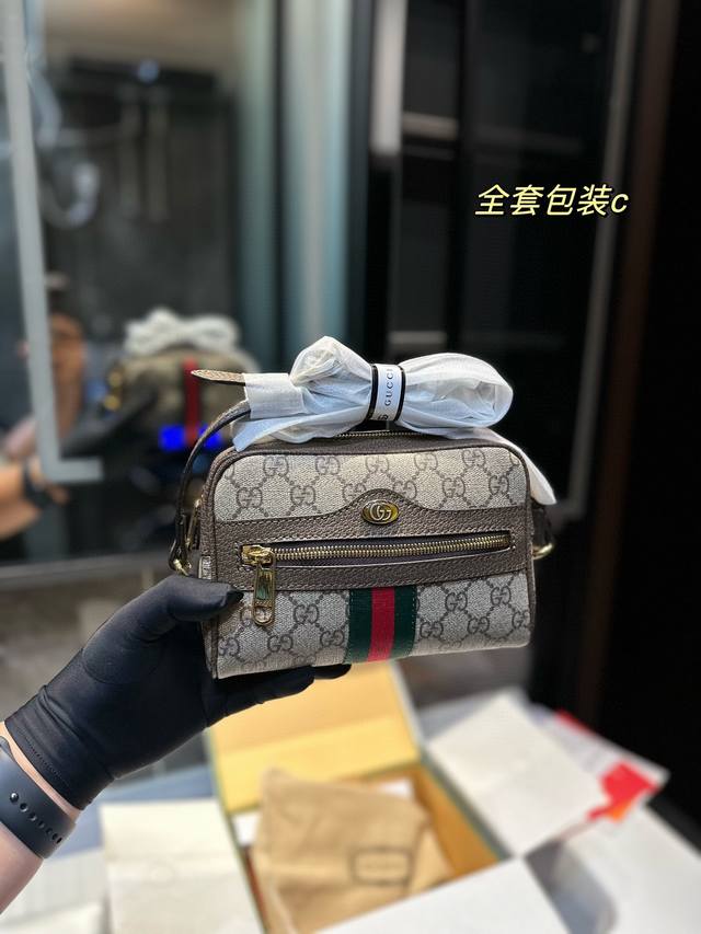 折叠礼盒官网飞机盒 Gucci 古奇ophidia系列gg肩背包相机包 斜挎单肩包 背包 采用精湛镶嵌细工 实物拍摄 原厂原版面料 尺寸20