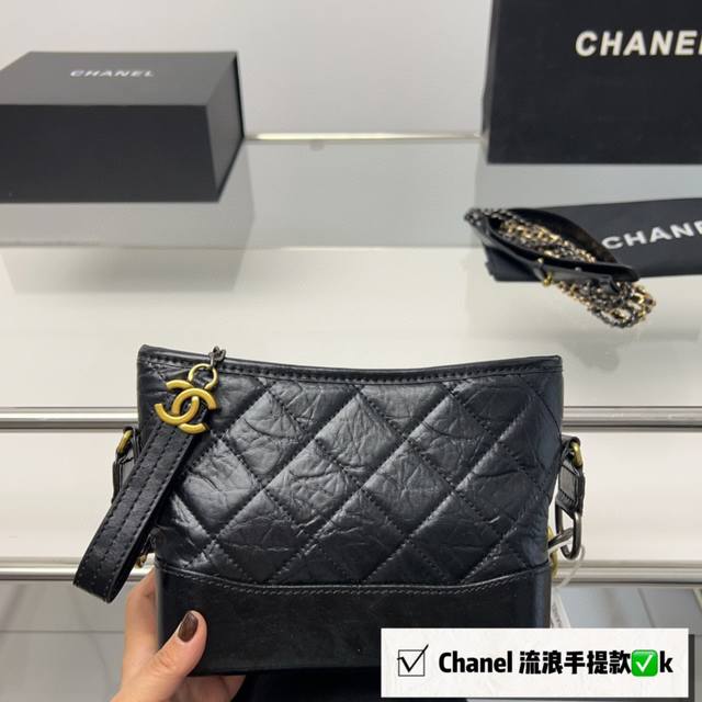 折叠盒 手提款 香奈儿chanel 流浪包版型拿到手无敌的挺 底部做的很硬 所以版型出来很挺五金链条也是用的好五金 面料用的大象纹合成皮绝对推荐尺寸小号20Cm