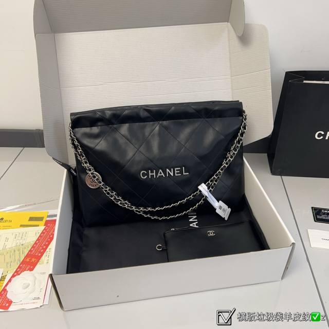 飞机盒 香奈儿chanel 横版22Bag垃圾袋 羊皮纹 包型变成了横款更加精致了 肩带变短了 横向拉长显的可可爱爱 随手拿东西更方便 爱了爱了 尺寸38*26