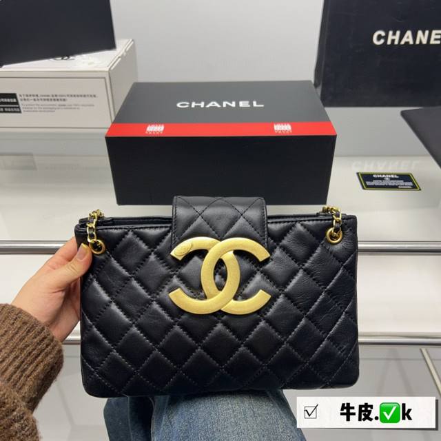 折叠盒 好美 到底是谁在找香奈儿大logo包包 Chanel 24C 黑金复古大双c Logo羊皮腋下链条包 外形方方正正的像一个小tote包侧面扁扁的腋下背很