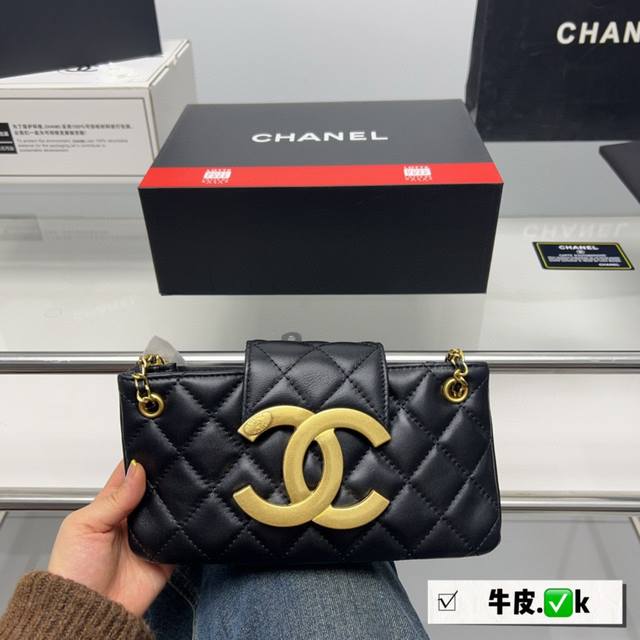 折叠盒 好美 到底是谁在找香奈儿大logo包包 Chanel 24C 黑金复古大双c Logo羊皮腋下链条包 外形方方正正的像一个小tote包侧面扁扁的腋下背很