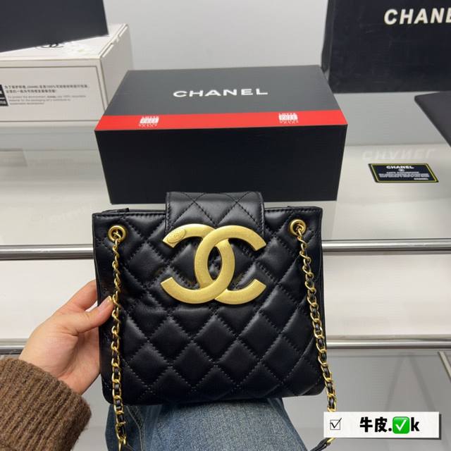 折叠盒 好美 到底是谁在找香奈儿大logo包包 Chanel 24C 黑金复古大双c Logo羊皮腋下链条包 外形方方正正的像一个小tote包侧面扁扁的腋下背很