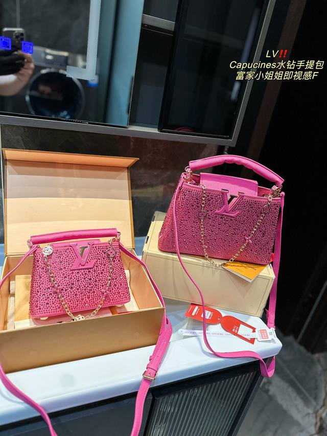 折叠礼盒 Lv Capucines水钻手提包 Blingbling的满钻包面 吸睛亮眼的高贵感扑面而来 容量可够日常出街 富家小姐姐即视感 拍不出的闪亮耀眼 尺